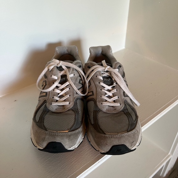 New Balance Sneakers 990v4 - Men 8.5/ Women 10 - Picture 3 of 6